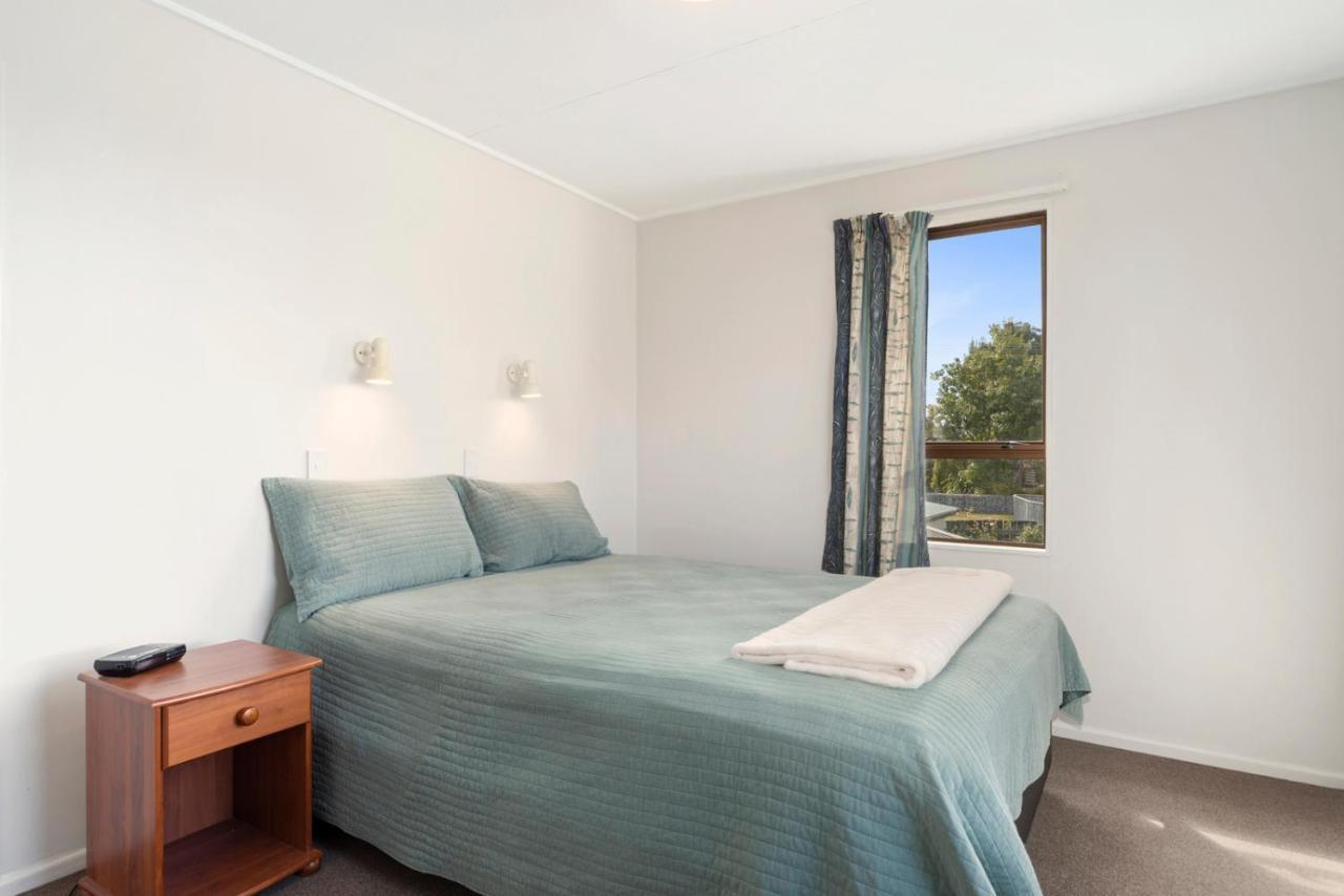 Rainbow Lake House - Lake Taupo Holiday Home Extérieur photo