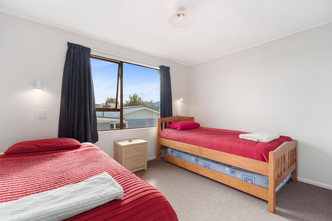 Rainbow Lake House - Lake Taupo Holiday Home Extérieur photo